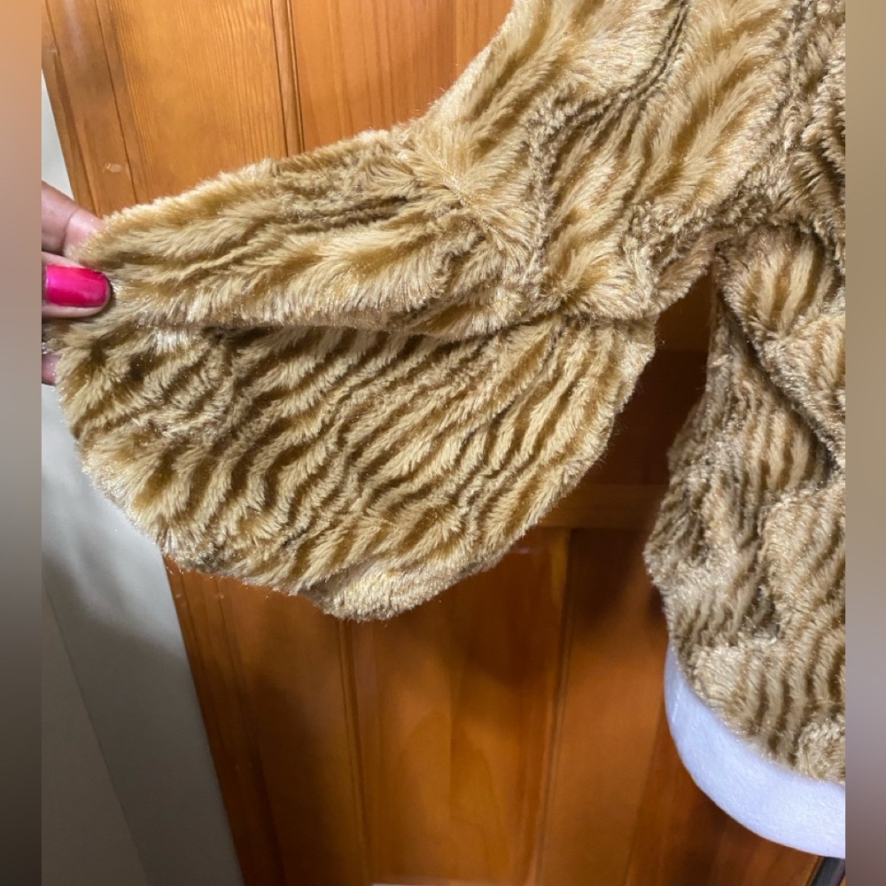 Faux Fur Cropped Jacket With Wing Collar - Picture 5 of 7